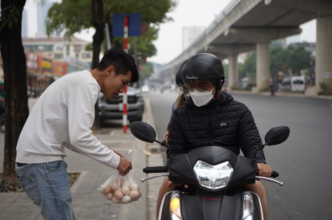 Sự thật chuyện &quot;giải cứu trứng gà 65.000 đồng 30 quả&#039;&#039; tràn lan trên vỉa hè Hà Nội - Ảnh 5.