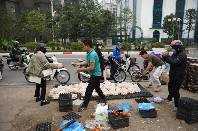 Sự thật chuyện &quot;giải cứu trứng gà 65.000 đồng 30 quả&#039;&#039; tràn lan trên vỉa hè Hà Nội - Ảnh 3.