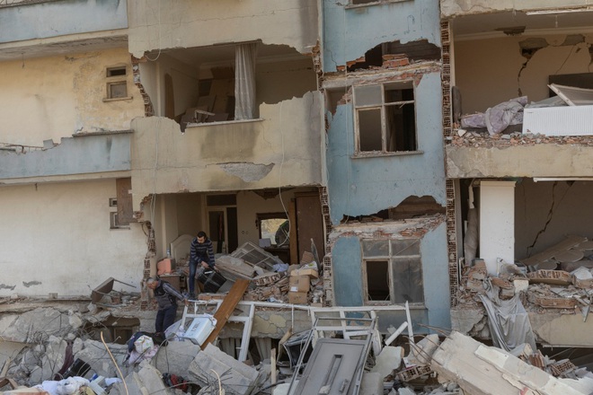 Hiện trường đau lòng khi Thổ Nhĩ Kỳ tiếp tục hứng chịu động đất kép sau 2 tuần kể từ thảm họa khiến 47.000 người thiệt mạng - Ảnh 3.