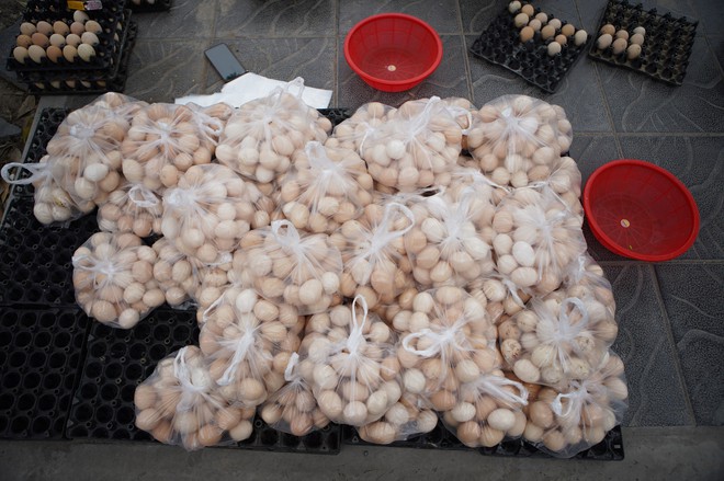 Sự thật chuyện giải cứu trứng gà 65.000 đồng 30 quả tràn lan trên vỉa hè Hà Nội - Ảnh 2.
