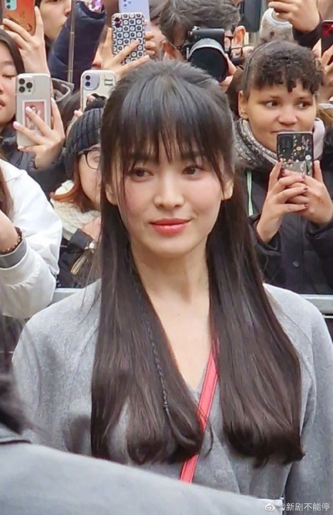 Song Hye Kyo đại náo Milan Fashion Week: Visual gây sốt khi sánh bên nam thần Hứa Quang Hán, được khán giả rần rần ủng hộ - Ảnh 8.