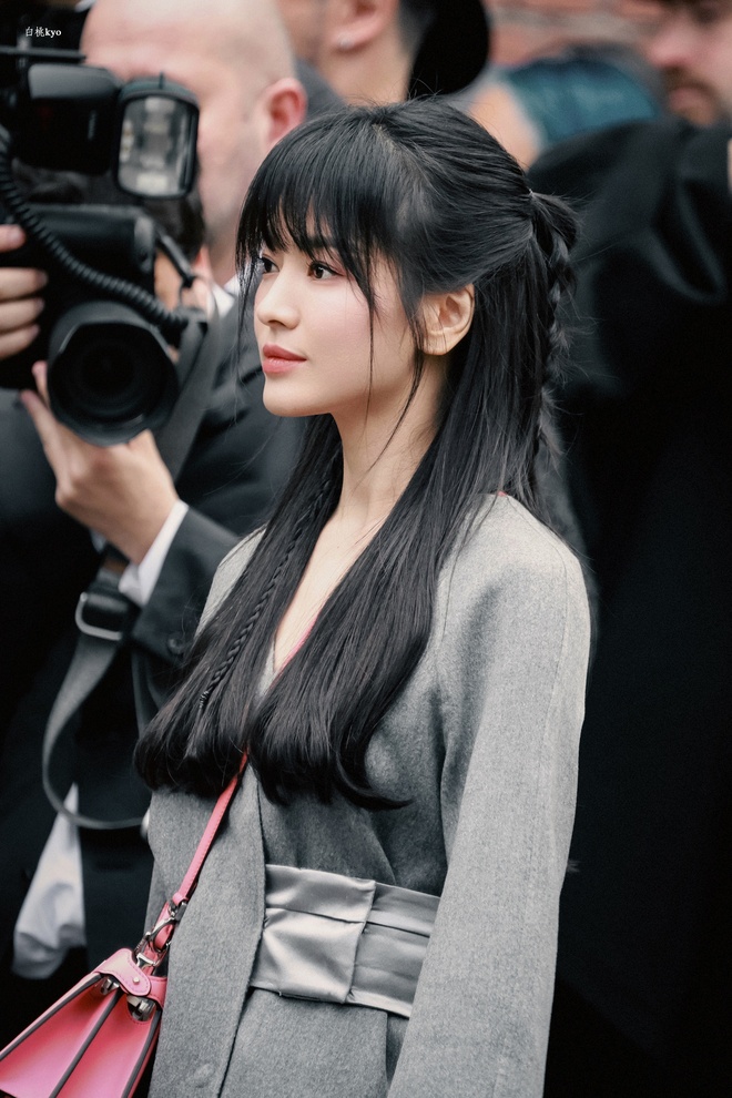 Song Hye Kyo đại náo Milan Fashion Week: Visual gây sốt khi sánh bên nam thần Hứa Quang Hán, được khán giả rần rần ủng hộ - Ảnh 4.