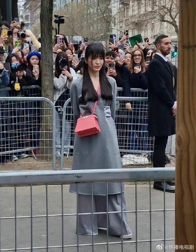 Song Hye Kyo đại náo Milan Fashion Week: Visual gây sốt khi sánh bên nam thần Hứa Quang Hán, được khán giả rần rần ủng hộ - Ảnh 7.