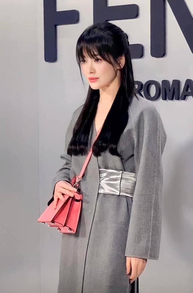 Song Hye Kyo đại náo Milan Fashion Week: Visual gây sốt khi sánh bên nam thần Hứa Quang Hán, được khán giả rần rần ủng hộ - Ảnh 10.