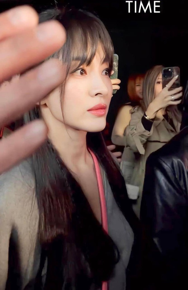 Song Hye Kyo đại náo Milan Fashion Week: Visual gây sốt khi sánh bên nam thần Hứa Quang Hán, được khán giả rần rần ủng hộ - Ảnh 12.