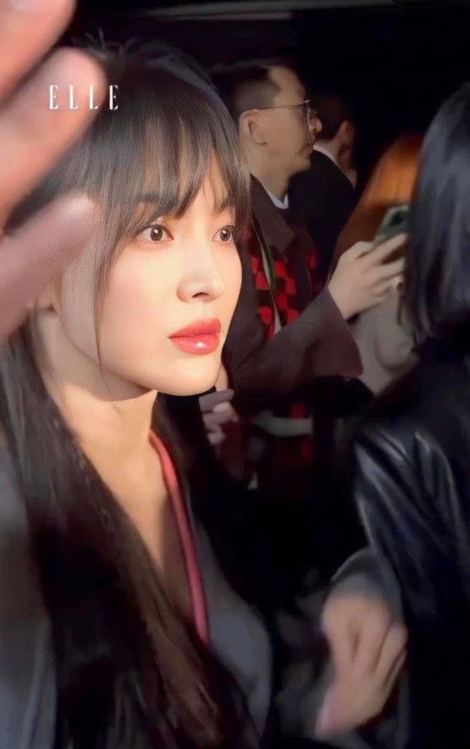 Song Hye Kyo đại náo Milan Fashion Week: Visual gây sốt khi sánh bên nam thần Hứa Quang Hán, được khán giả rần rần ủng hộ - Ảnh 12.