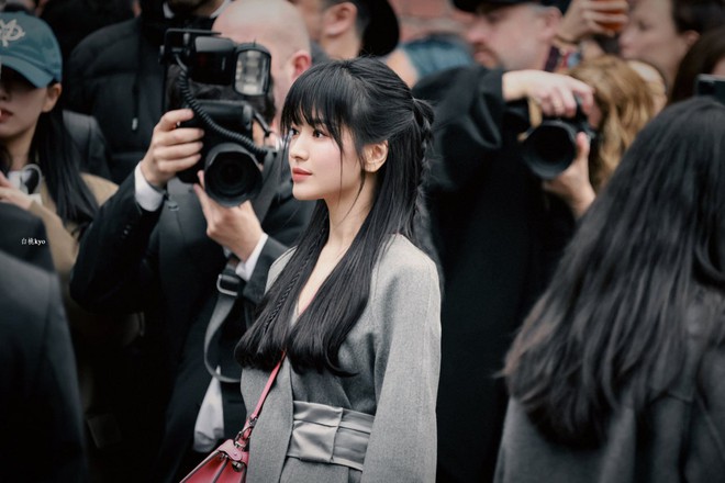 Song Hye Kyo đại náo Milan Fashion Week: Visual gây sốt khi sánh bên nam thần Hứa Quang Hán, được khán giả rần rần ủng hộ - Ảnh 3.