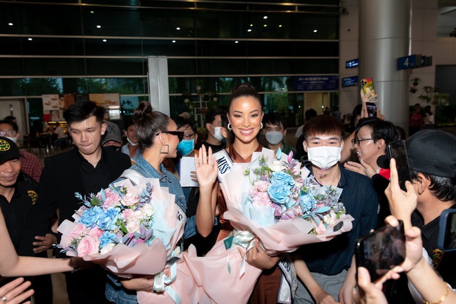 Hoa hậu và Á hậu Miss Universe rạng rỡ xuất hiện ở Việt Nam, Lan Khuê ra tận sân bay chào đón - Ảnh 12.