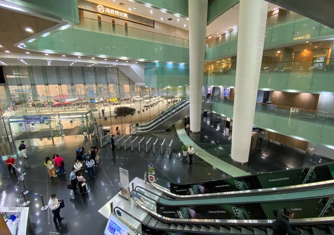 Khung cảnh vắng lặng b&ecirc;n trong Bitexco: Icon68 đ&atilde; ngưng hoạt động, nhiều cửa h&agrave;ng trả mặt bằng - Ảnh 1.