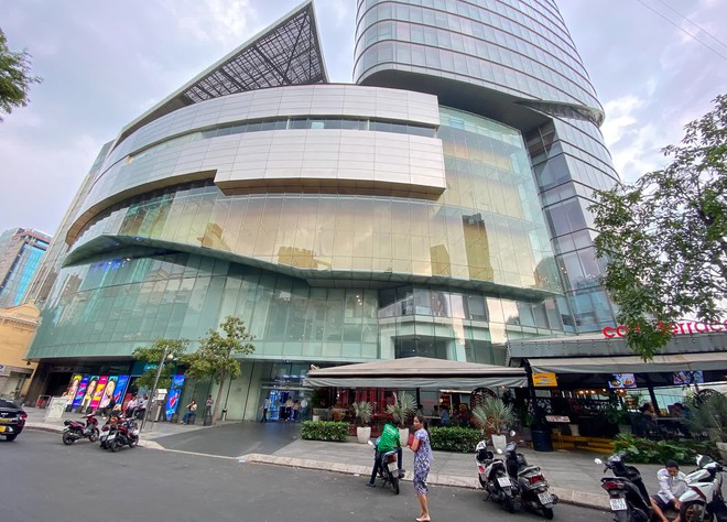 Khung cảnh vắng lặng b&ecirc;n trong Bitexco: Icon68 đ&atilde; ngưng hoạt động, nhiều cửa h&agrave;ng trả mặt bằng - Ảnh 15.