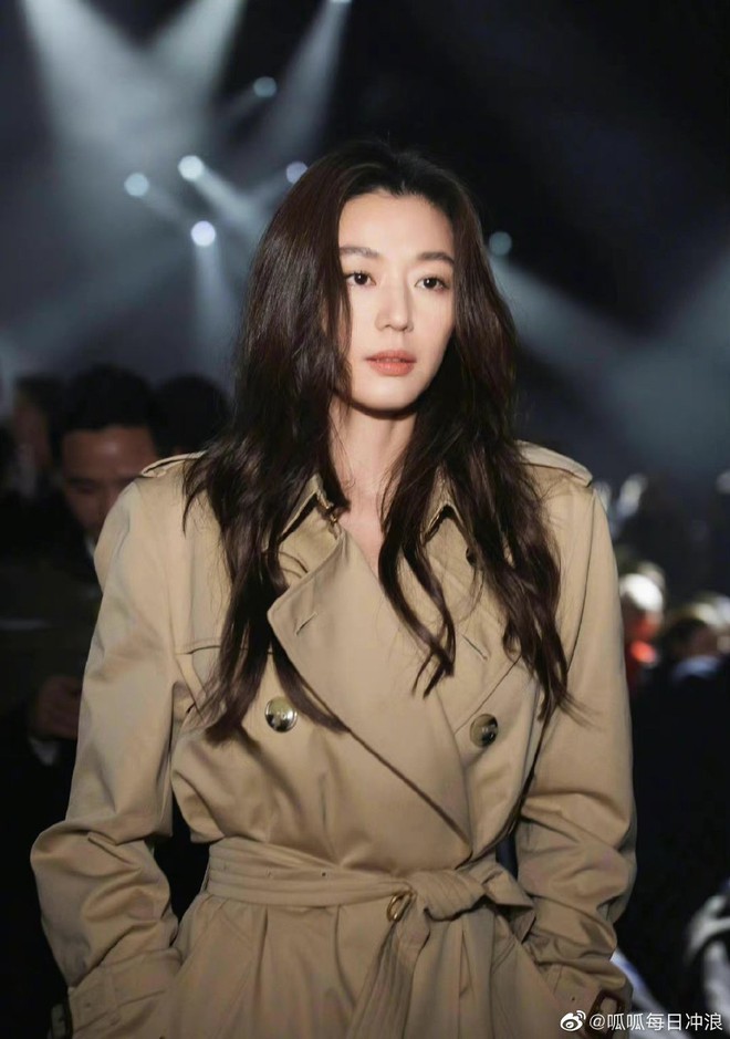 Jun Ji Hyun và Song Hye Kyo được đặt lên bàn cân sau màn đổ bộ Tuần lễ thời trang quốc tế - Ảnh 8.