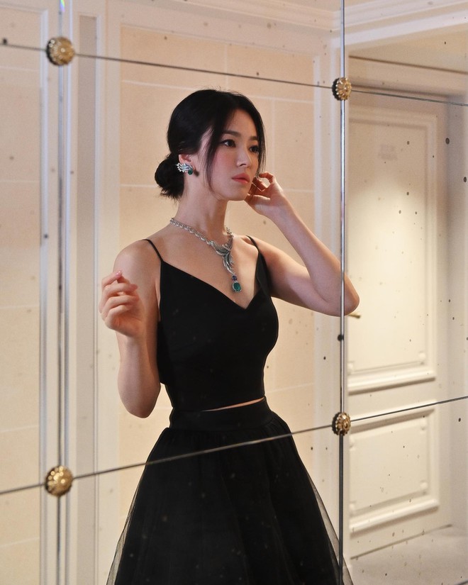 5 cách buộc tóc hack tuổi của Song Hye Kyo - Ảnh 4.