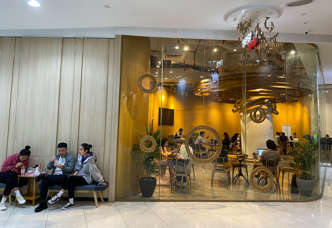 Khung cảnh vắng lặng b&ecirc;n trong Bitexco: Icon68 đ&atilde; ngưng hoạt động, nhiều cửa h&agrave;ng trả mặt bằng - Ảnh 13.