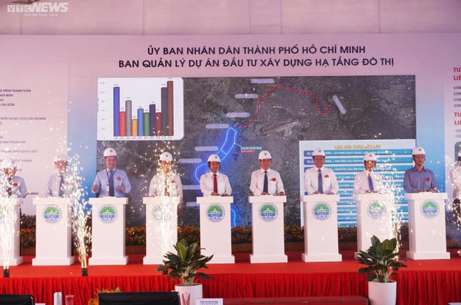 Xin nghỉ l&agrave;m để chứng kiến khoảnh khắc hồi sinh tuyến k&ecirc;nh d&agrave;i nhất TP.HCM - Ảnh 1.