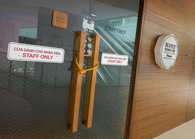 Khung cảnh vắng lặng b&ecirc;n trong Bitexco: Icon68 đ&atilde; ngưng hoạt động, nhiều cửa h&agrave;ng trả mặt bằng - Ảnh 11.