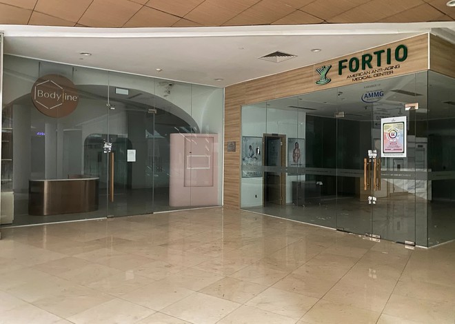 Khung cảnh vắng lặng b&ecirc;n trong Bitexco: Icon68 đ&atilde; ngưng hoạt động, nhiều cửa h&agrave;ng trả mặt bằng - Ảnh 9.