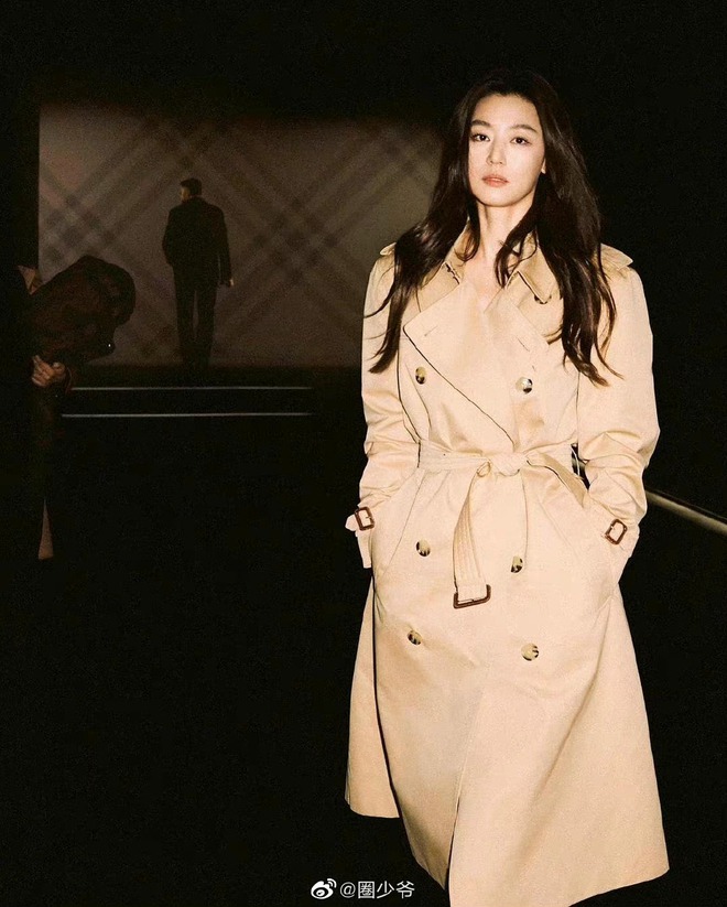 Jun Ji Hyun và Song Hye Kyo được đặt lên bàn cân sau màn đổ bộ Tuần lễ thời trang quốc tế - Ảnh 2.