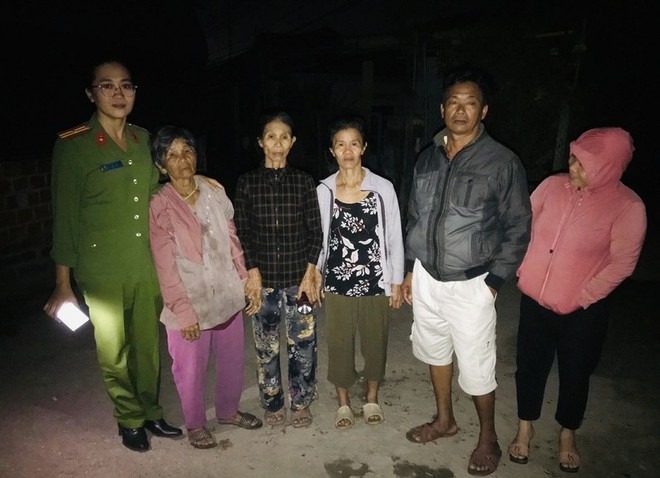 Cụ b&agrave; 78 tuổi đi lạc hơn 700 km được c&ocirc;ng an Quảng Ng&atilde;i đưa về nh&agrave; - Ảnh 1.