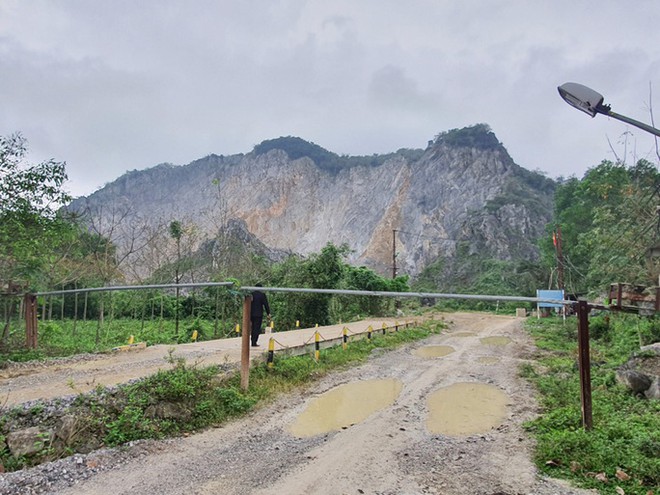 L&ecirc;n n&uacute;i khai th&aacute;c đ&aacute;, nam c&ocirc;ng nh&acirc;n rơi từ độ cao hơn 50 m&eacute;t xuống đất - Ảnh 1.