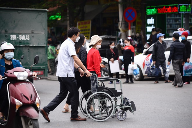 Hà Nội: Người dân “thờ ơ” với cầu vượt bộ hành, thản nhiên băng qua đường bất chấp nguy hiểm - Ảnh 6.