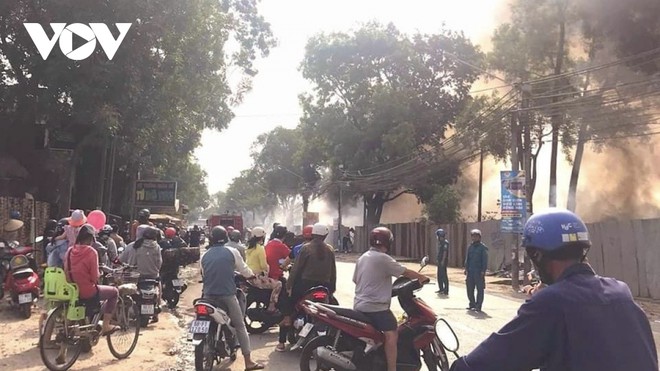 Ch&aacute;y b&atilde;i r&aacute;c tự ph&aacute;t ở Đồng Nai, h&agrave;ng trăm hộ d&acirc;n mất điện - Ảnh 1.