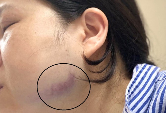Xác minh clip người đàn ông nhổ nước bọt, tung cước vào mặt nữ trưởng phòng công chứng - Ảnh 2.