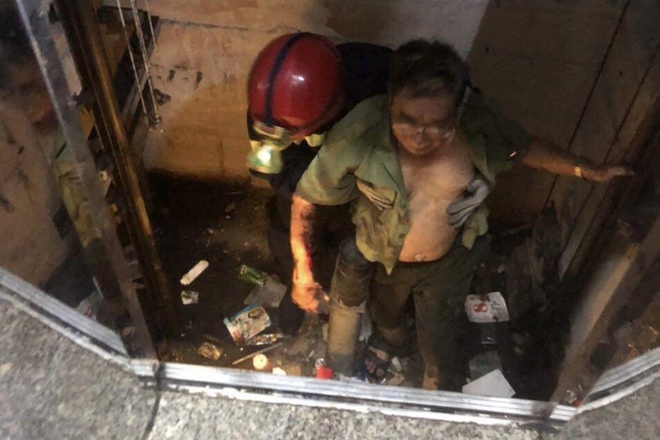 Một người đàn ông kẹt tay tại cửa thang máy ở quận 8 - Ảnh 1.