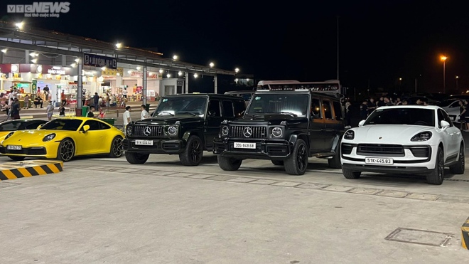 Cảnh s&aacute;t chặn đo&agrave;n si&ecirc;u xe Ferrari, Mercedes G63 tr&ecirc;n cao tốc TP.HCM-Dầu Gi&acirc;y - Ảnh 2.