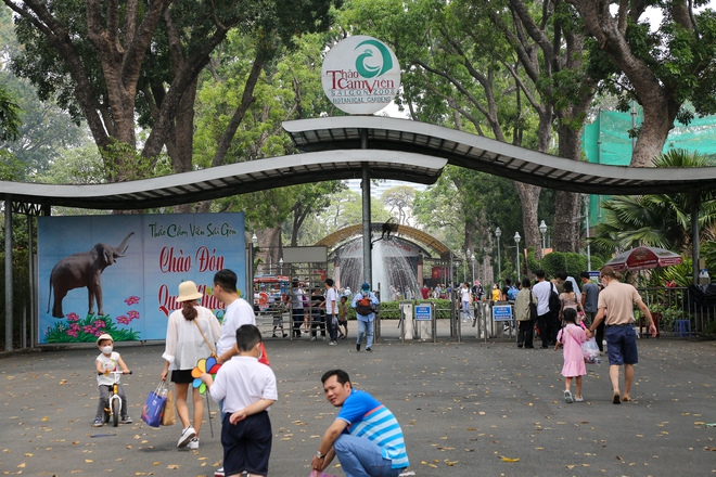 Người dân TP.HCM rủ nhau đến “thăm” bầy thú ở Thảo Cầm Viên sau khi sở thú này đạt doanh thu kỷ lục cao nhất lịch sử - Ảnh 1.