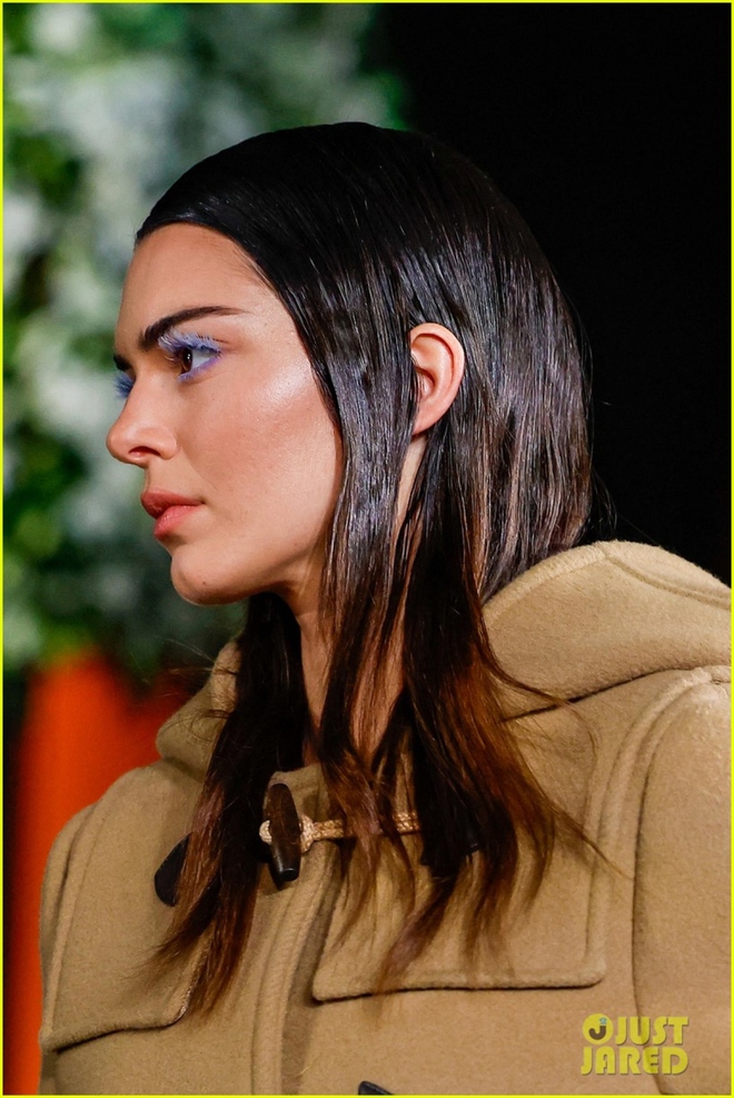 Kendall Jenner trang điểm sắc sảo, tái xuất nổi bật trên sàn catwalk - Ảnh 7.