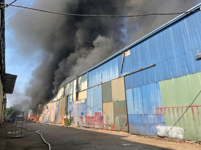Cháy gần 1.500m2 nhà xưởng tại Thanh Oai, Hà Nội - Ảnh 1.