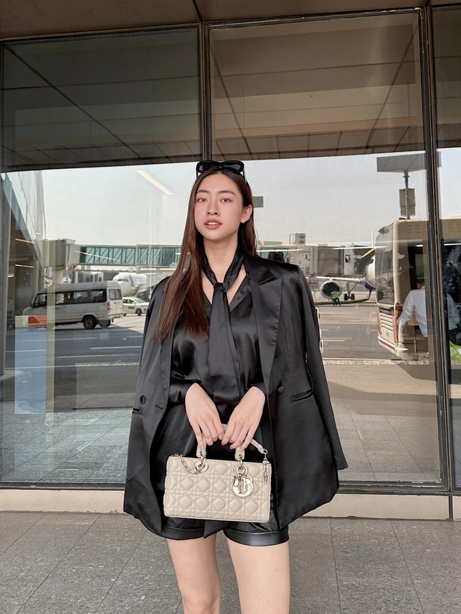 Hoa hậu Lương Th&ugrave;y Linh khoe body quyến rũ với sắc đen sang chảnh b&ecirc;n trời T&acirc;y - Ảnh 4.