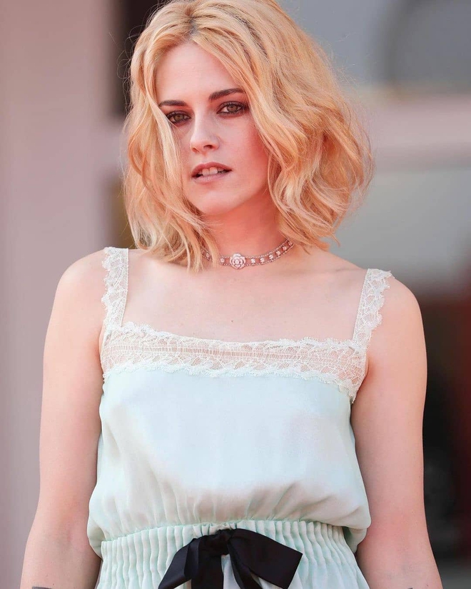 Known as the "modern muse", Kristen Stewart no longer has sticky hair and shows armpit hair when wearing Chanel - Photo 12.