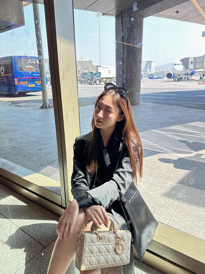 Hoa hậu Lương Th&ugrave;y Linh khoe body quyến rũ với sắc đen sang chảnh b&ecirc;n trời T&acirc;y - Ảnh 3.