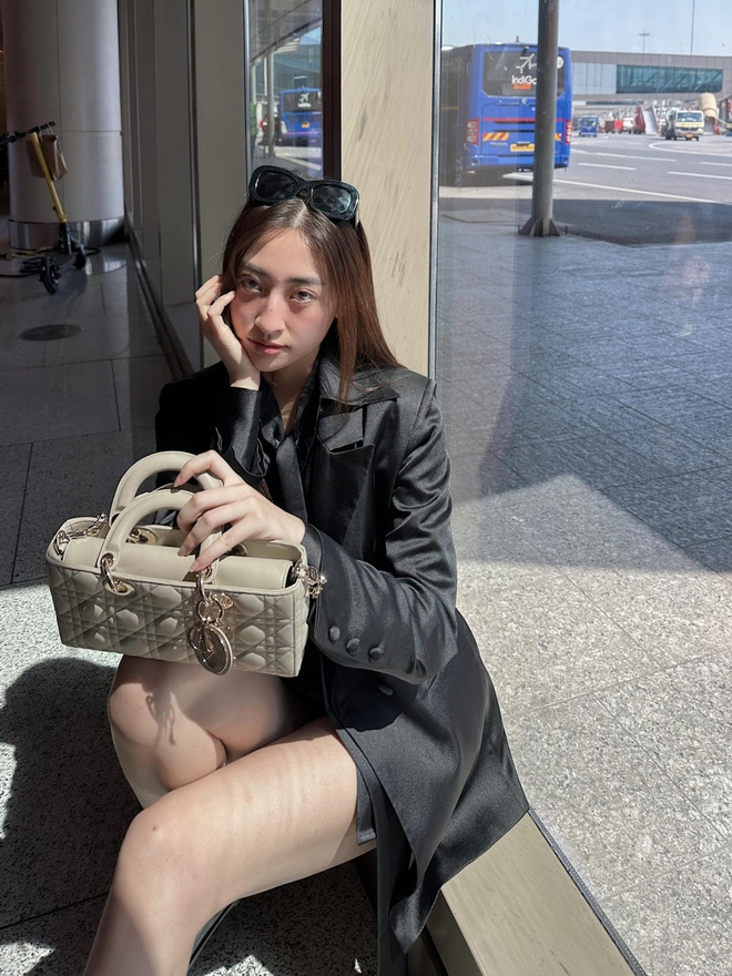 Hoa hậu Lương Th&ugrave;y Linh khoe body quyến rũ với sắc đen sang chảnh b&ecirc;n trời T&acirc;y - Ảnh 2.