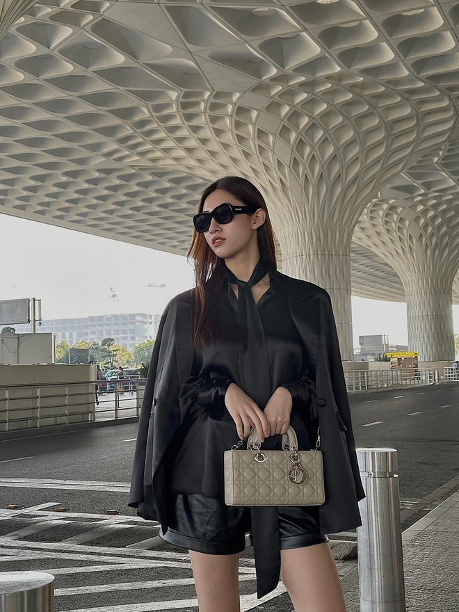 Hoa hậu Lương Th&ugrave;y Linh khoe body quyến rũ với sắc đen sang chảnh b&ecirc;n trời T&acirc;y - Ảnh 1.