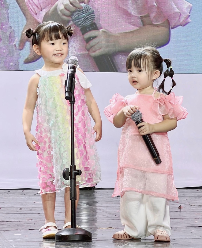 Con gái Đông Nhi đáng yêu trong khung ảnh cùng ca sĩ nhí từng khiến Taeyeon (SNSD) phát sốt - Ảnh 2.
