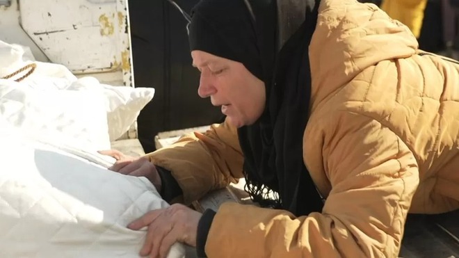 H&igrave;nh ảnh người Syria tự bới đống đổ n&aacute;t t&igrave;m thi thể người th&acirc;n - Ảnh 1.