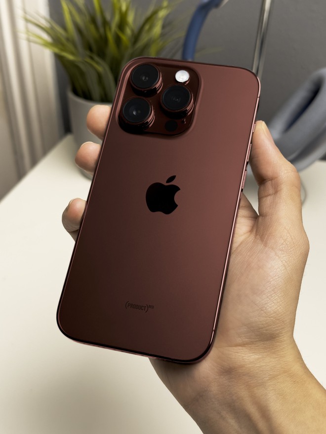 iPhone 15 Pro Max màu đỏ rượu trên tay nhìn quyến rũ và sang chảnh thế này,  iFan không mê mới lạ!