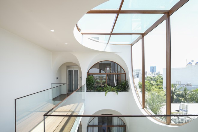 Độc lạ ng&ocirc;i nh&agrave; d&ugrave;ng hồ c&aacute; l&agrave;m b&oacute;ng đ&egrave;n chiếu s&aacute;ng cho kh&ocirc;ng gian - Ảnh 20.