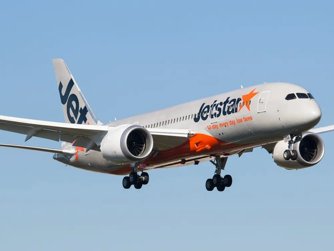 Liên tiếp gặp sự cố ly kỳ, máy bay Jetstar nhốt khách trong 7 giờ - Ảnh 1.