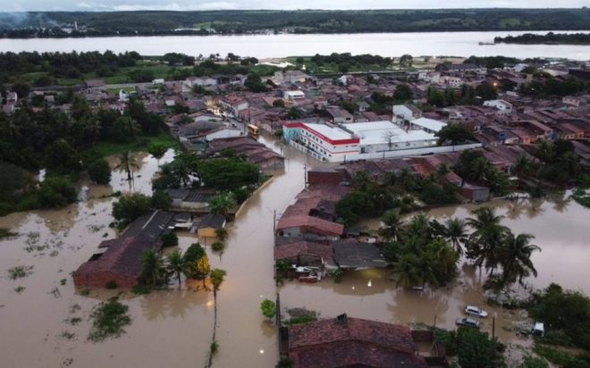 Mưa lớn gây lở đất và lũ lụt ở Brazil khiến 65 người thiệt mạng - Ảnh 1.