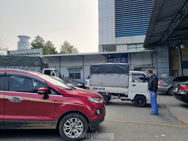 Khủng hoảng nh&acirc;n sự, t&aacute;i diễn cảnh xếp h&agrave;ng chờ đăng kiểm tại H&agrave; Nội - Ảnh 1.