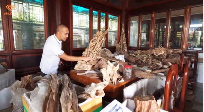 Căn biệt phủ kiểu &ldquo;c&aacute;c cụ&rdquo; ở H&agrave; Tĩnh rộng 1.000m2, sửng sốt nhất l&agrave; kho b&aacute;u trầm hương tiền tỷ - Ảnh 13.