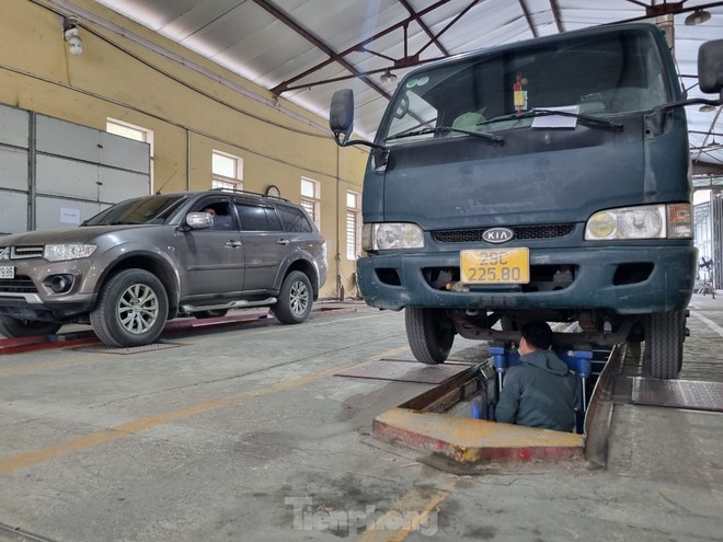 Khủng hoảng nh&acirc;n sự, t&aacute;i diễn cảnh xếp h&agrave;ng chờ đăng kiểm tại H&agrave; Nội - Ảnh 6.