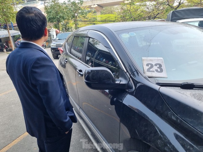 Khủng hoảng nh&acirc;n sự, t&aacute;i diễn cảnh xếp h&agrave;ng chờ đăng kiểm tại H&agrave; Nội - Ảnh 5.