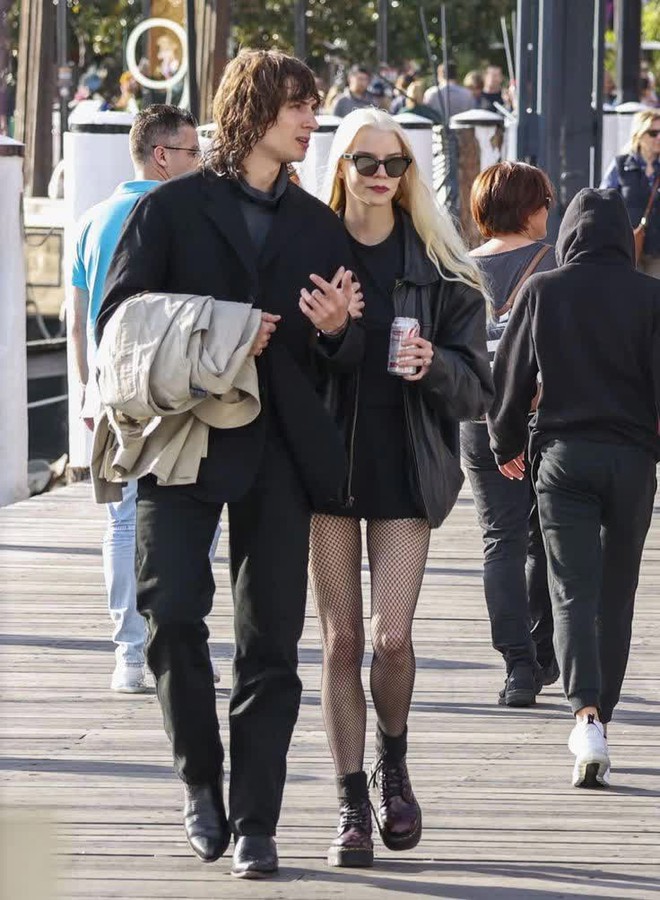 Cặp đ&ocirc;i v&agrave;ng trong l&agrave;ng thời trang gọi t&ecirc;n Anya Taylor-Joy v&agrave; h&ocirc;n phu: Mặc khớp nhau trong mọi ho&agrave;n cảnh, đ&atilde; thế nh&igrave;n c&ograve;n cool! - Ảnh 5.