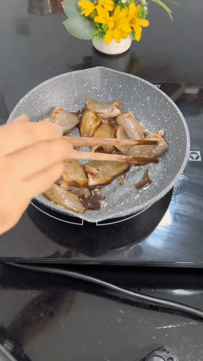 Kiểu kho cá bằng loại quả mọng nước tại Cần Thơ khiến cư dân mạng hào hứng xin công thức về nấu - Ảnh 5.