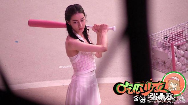 Địch Lệ Nhiệt Ba ch&iacute;nh thức lộ diện giữa tin đồn mang thai với Ho&agrave;ng Cảnh Du, t&igrave;nh trạng v&ograve;ng eo l&agrave;m r&otilde; tất cả nghi vấn - Ảnh 2.