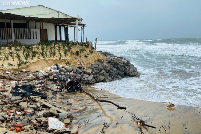 Cận cảnh sóng đánh sập nhà cửa, nuốt chửng bờ biển ở  Hội An - Ảnh 11.